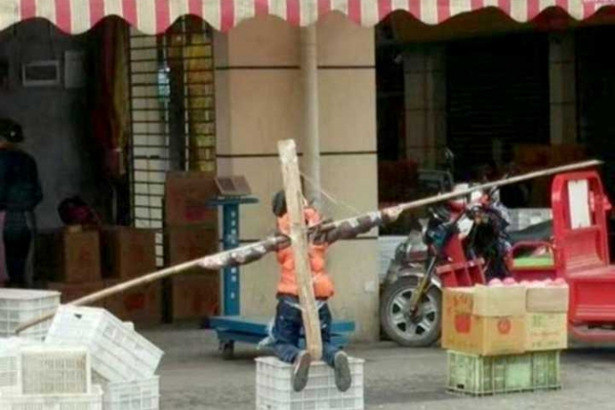 Pai crucifica o filho porque não fez lição de casa