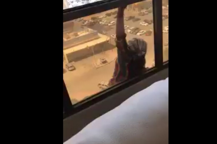 Empregada cai do sétimo andar e patroa filma, em vez de ajudar
