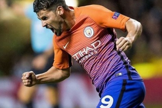 Mãe de futebolista milionário afirma morar com ratos