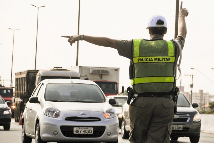 Farol baixo nas rodovias: o que você precisa saber sobre a nova lei