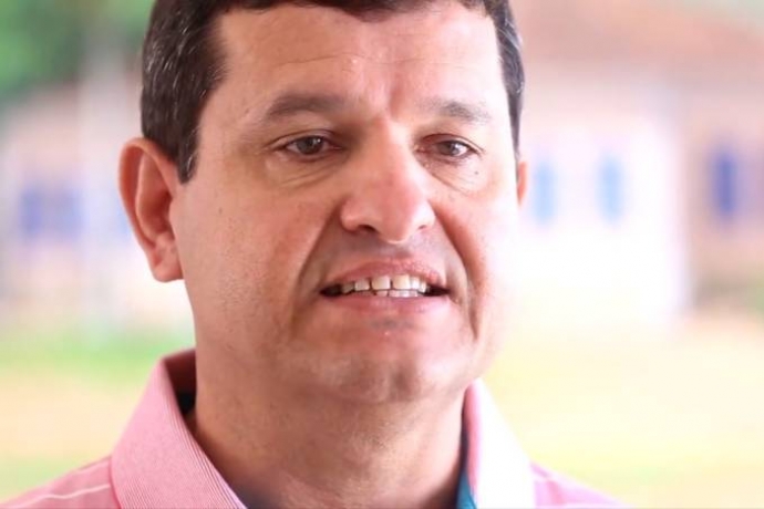 Num ato de coragem e fé, prefeito entrega chaves da cidade que administra a Deus