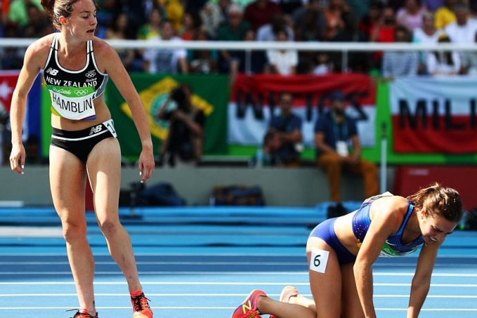 Atletas olímpicas sofrem acidente na pista de corrida e têm reação surpreendente