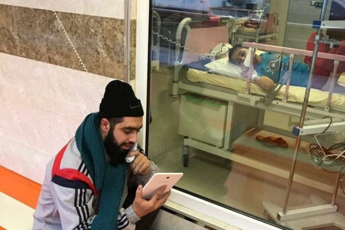 Professor visita criança em hospital para ensinar a lição