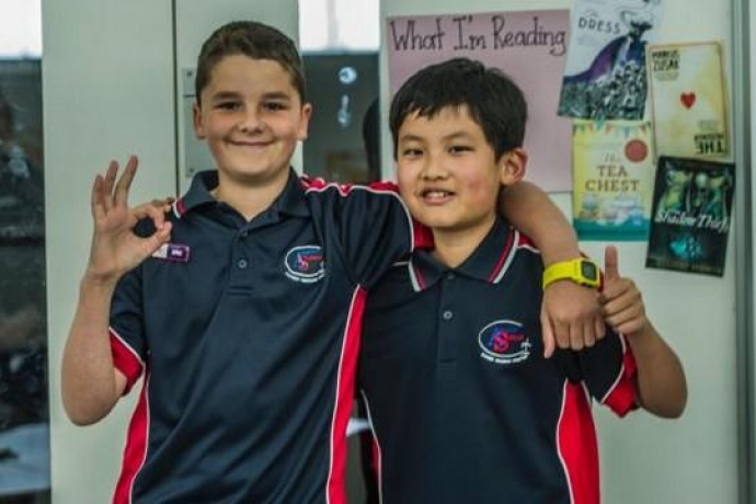 Imagem de capa - Menino aprende linguagem de sinais para se comunicar com amigo surdo