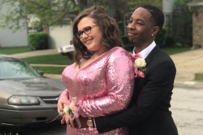 Imagem de capa - Funcionário de lanchonete se nega a dar água a moradora de rua e revolta rapaz