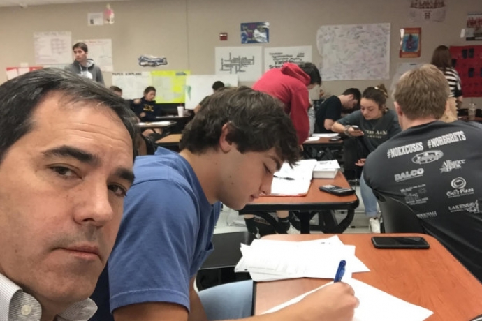 Cansado de reclamações da escola sobre o filho, pai toma atitude inesperada