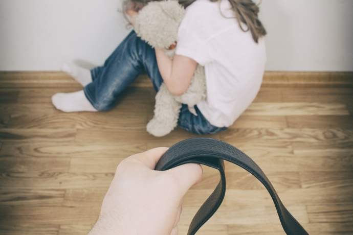 Adolescente se humilha na rua pelo que fez na internet