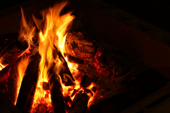 Imagem de capa - "Um ritual com fogo pode ajudar a esquecer antigos amores"
