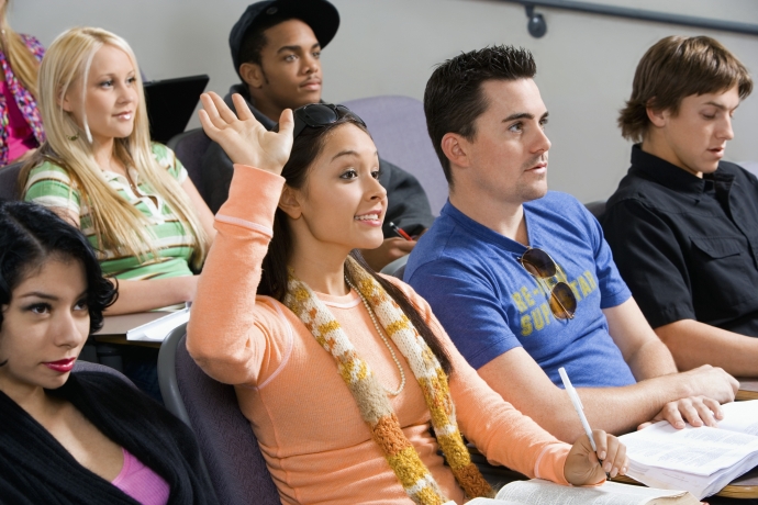 Imagem de capa - Estudantes saem da igreja durante a universidade