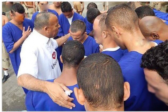 Homens e mulheres são batizados nos presídios