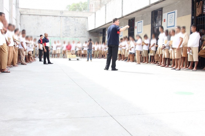 Voluntários do UNP entregam Bíblias em Centro de Detenção de Jundiaí