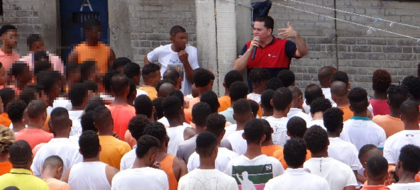 “Ao entrarmos no presídio muitos batem palmas e comemoram”