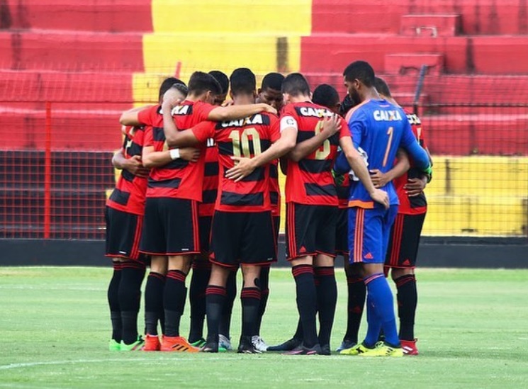 Torcedor ateia fogo a si mesmo após derrota do time