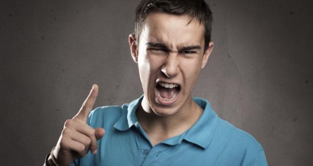 Jovem espanca a mãe com um cabo de vassoura