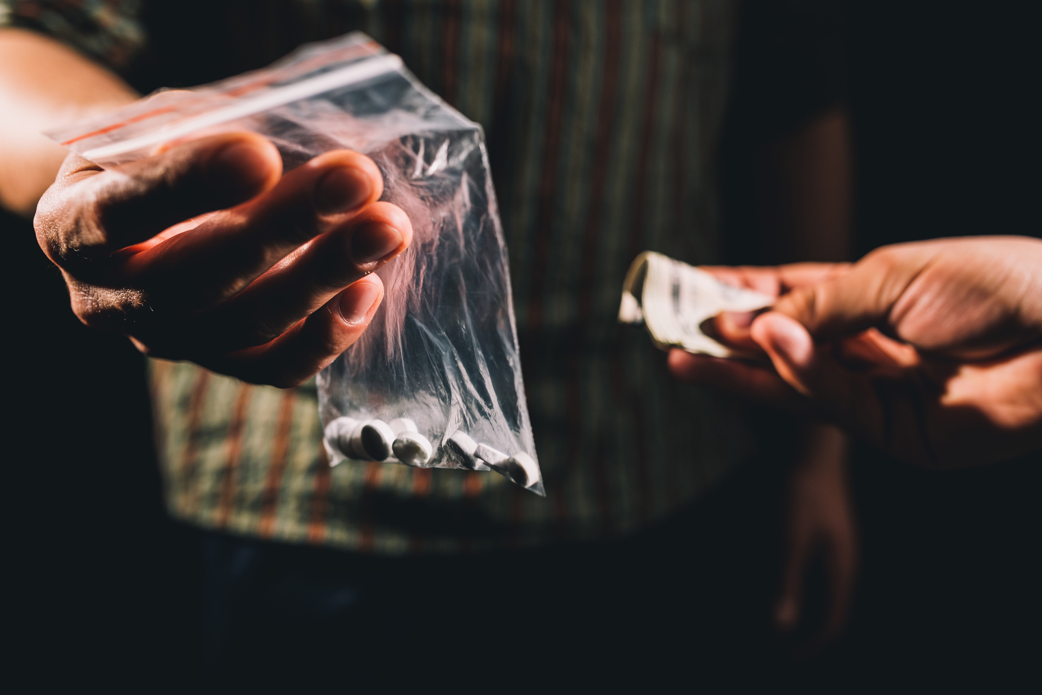 Menino liga para a polícia e denuncia o pai por tráfico de drogas