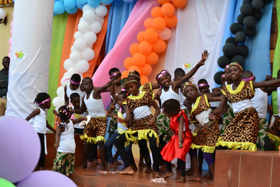 Dia da Alegria recebe mais de 200 crianças em Uganda