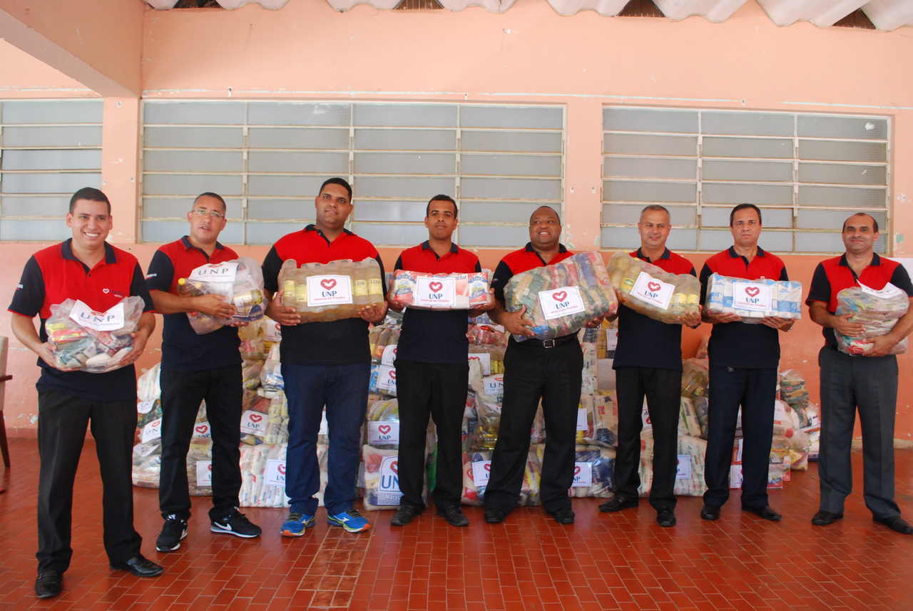 Universal doa mais de 1 tonelada de alimentos a hospital psiquiátrico