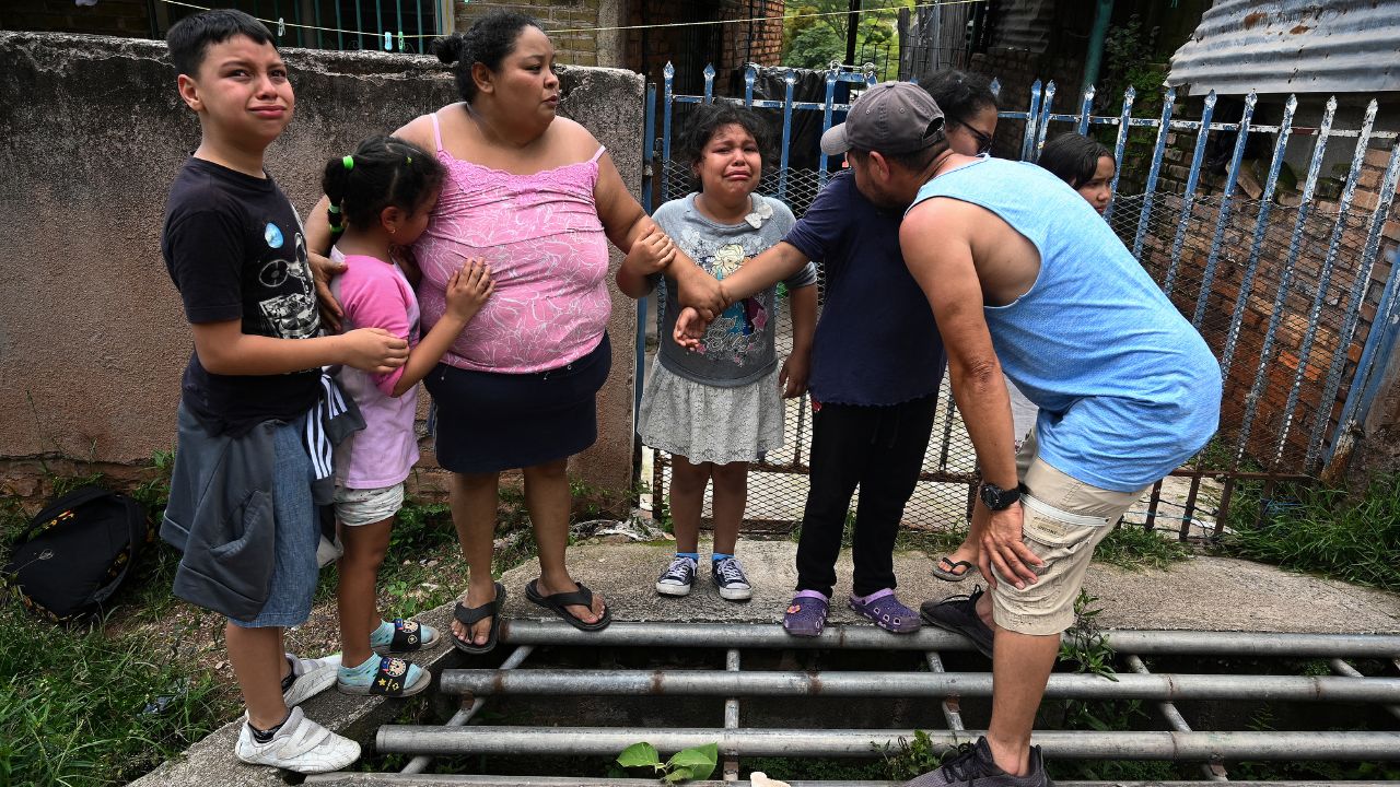 El llanto, la incertidumbre, tristeza y frustración invaden el rostro de centenares de hondureños que quedaron en la calle, luego que el terreno donde estaban sus viviendas cediera al activarse una falla geológica, en la Colonia Guillén de Tegucigalpa. 