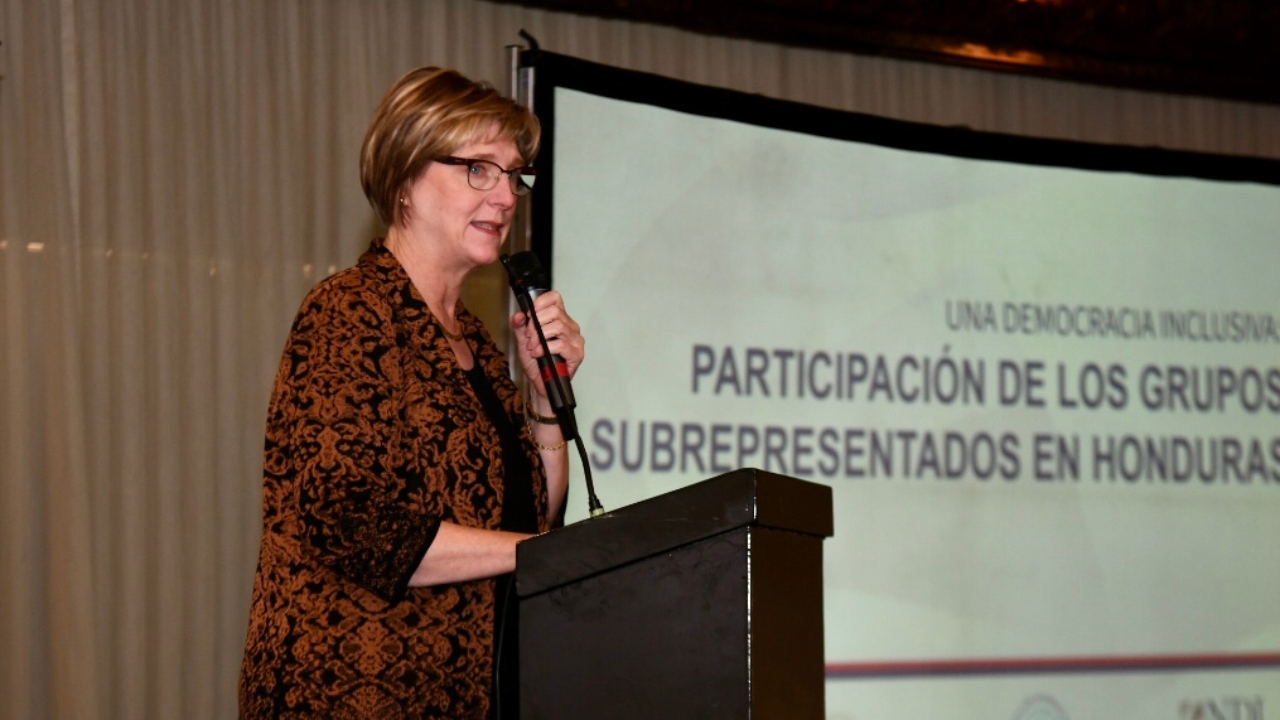 "vemos a Gobiernos atacando a los medios de comunicación y la sociedad civil cuando critican sus políticas y acciones", dijo la diplomática estadounidense 