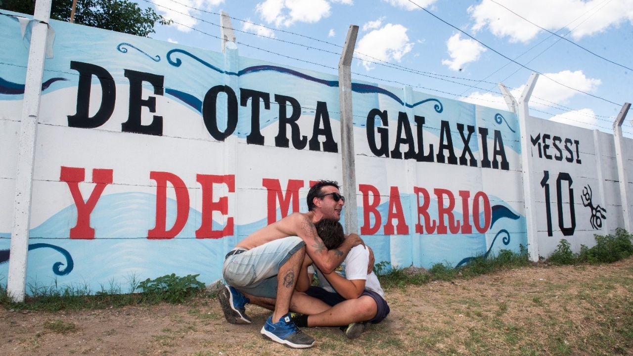 En “El Campito” del barrio La Bajada, en Rosario, el mejor futbolista de todos los tiempos dio sus primeras patadas al balón en medio de la basura