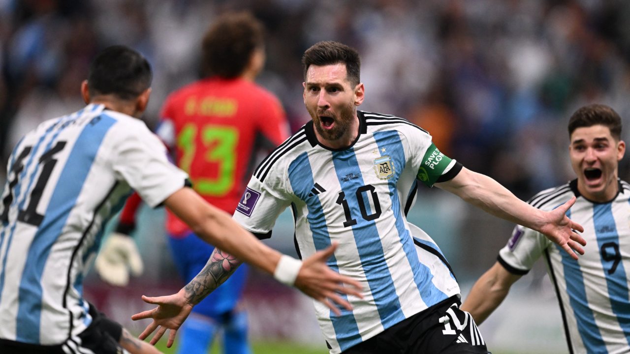 Argentina de la mano de Lionel Messi derrota a México y sigue con vida en Qatar