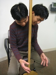 Caption: Mike Wong using mirror therapy., Credit: Spitzer/WBEZ