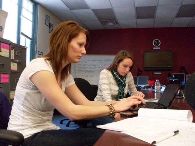 Caption: CU Journalism students Kate Spencer (left) and Isa Jones (right) work at the school's online news site, the CU Independent., Credit: Grace Hood