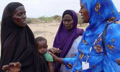 Caption: UNICEF Kenya Child Protection Specialist Zeinab Ahmed (right) speaks with Somali refugees in a camp in Dadaab, north-eastern Kenya., Credit: © UNICEF Kenya/2011/Holt