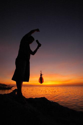 Caption: Fisherfolk using traditional fishing method, Batangas, Philippines., Credit: Peri Paleracio | Marine Photobank