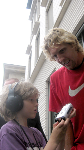 Caption: Dirk Nowitzki interviewed by Oscar (Radijojo Reporter)