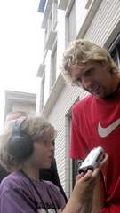 Caption: Dirk Nowitzki interviewed by Oscar (Radijojo Reporter)