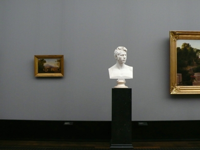 Bust-on-a-pedestal-at-the-old-national-gallery