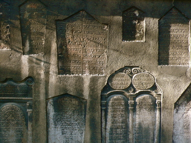 Wall-at-the-prague-jewish-cemetery
