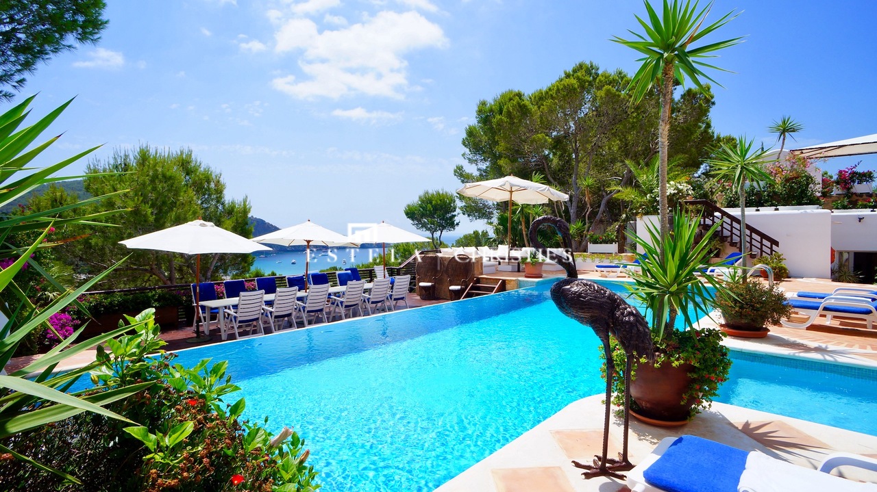 Real Estate and Apartments for Verkoop Christie's