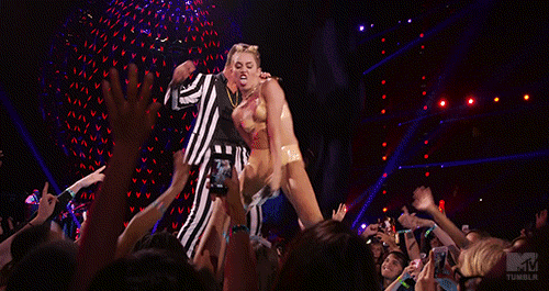 1380603524_miley-cyrus-vma-4.gif