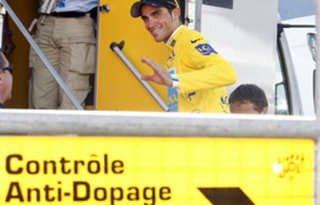 Alberto-Contador-au-controle-anti-dopage_pics_390.jpg