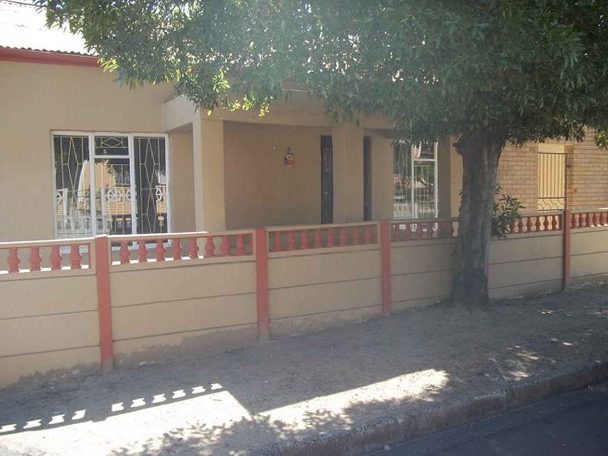 4 Bedroom house for sale in Paarl East