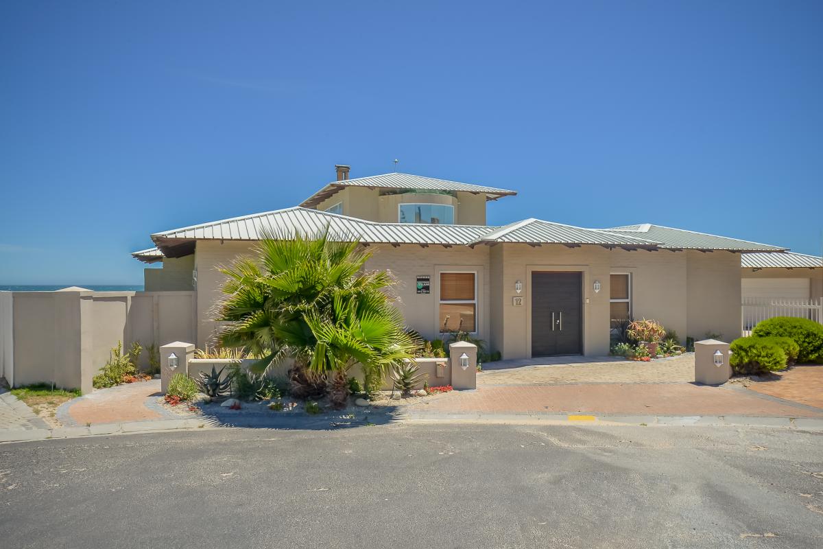 3 Bedroom house for sale in Van Riebeeckstrand