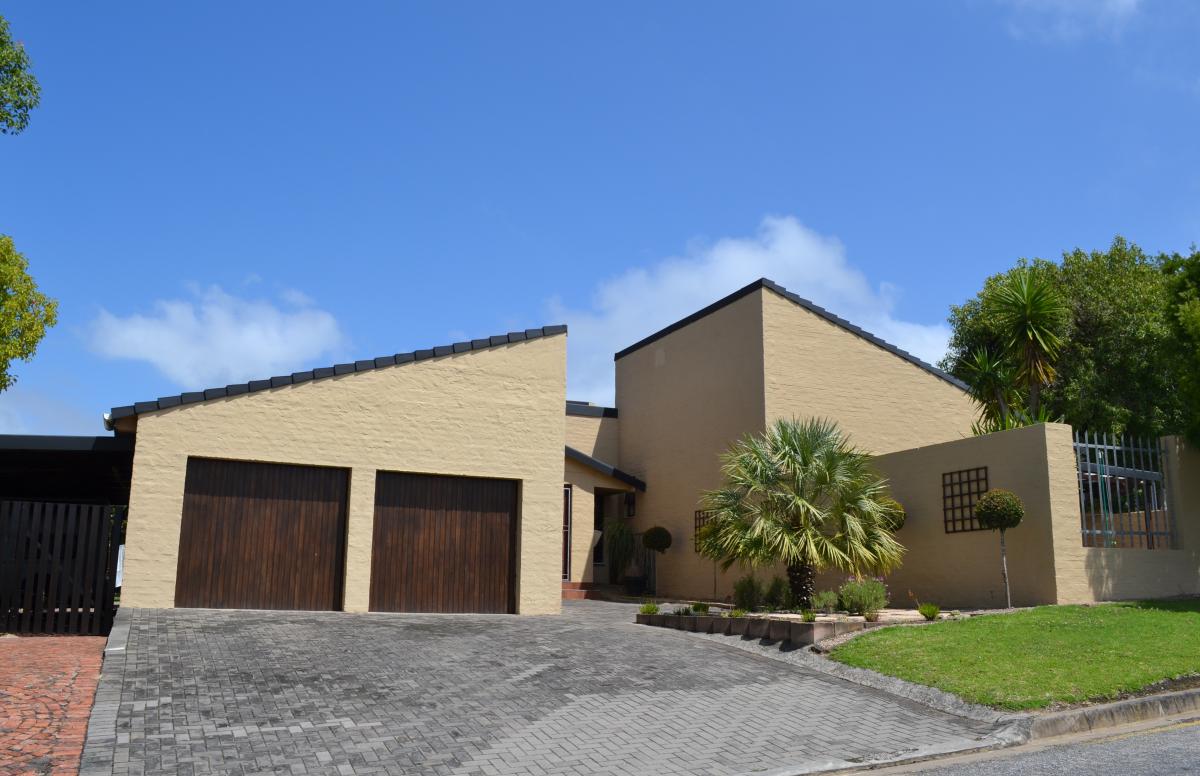 4 Bedroom house for sale in Loerie Park