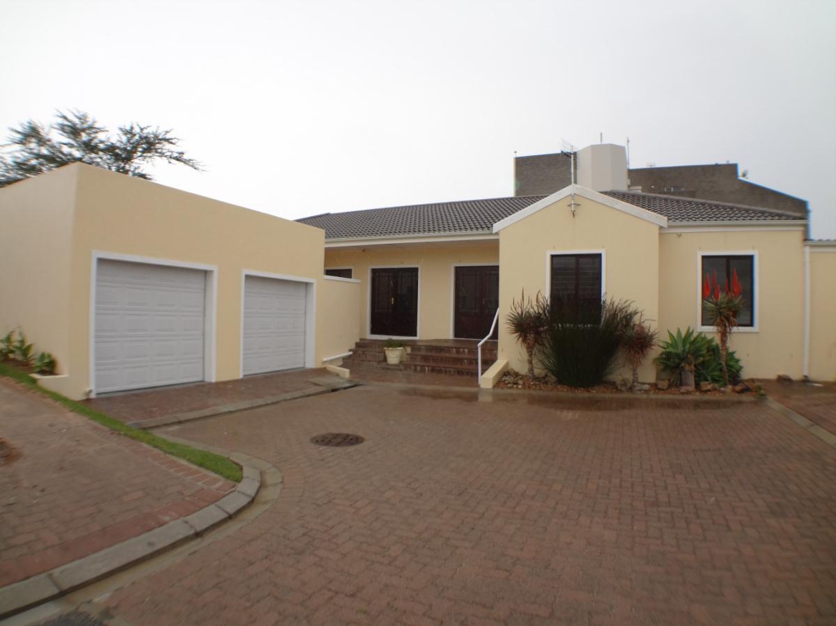 2 Bedroom townhouse for sale in Strand