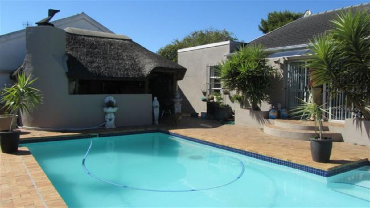 4 Bedroom house for sale in Duynefontein
