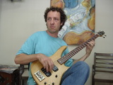 aulas de contrabaixo, guitarra e violão, músico freelancer.