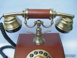 Réplica de telefone antigo de mesa.
