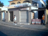 SÃO TRÊS CASAS EM UM SÓ TERRENO, MAIS TRÊS PONTOS COMERCIAS EM USO, EM FRENTE A INTEGRAÇÃO DO METRÔ DE CAMARAGIBE,PE. 