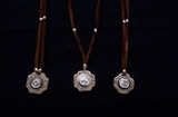 Llaveros, colgantes, pasa pañuelos, pulceras, etc. en Alpaca, asta de siervo, carpincho, madera,