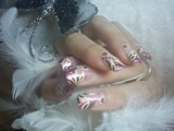 se realizan uñas de gel y porcelana