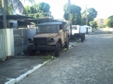 SUCATAS ESTÃO SENDO RETIRADAS DE CIMA DA CALÇADA,DEPOIS DE DENUNCIA NESTA PAGINA.