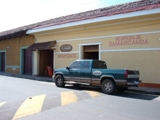 Extrajero,motivo de viaje, vende hermoso hospedaje en Granada todo remodelado en el 2005.