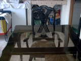 VENDO MUEBLES BUEN ESTADO PARA 6 PERSONAS, SOBRE DE VIDRIO,MATERIAL GUANACASTE, COLOR NEGRO