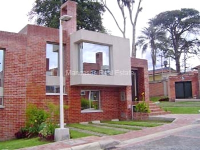 Flamante Casa por Estrenar en Cumbaya, Conjunto Privado